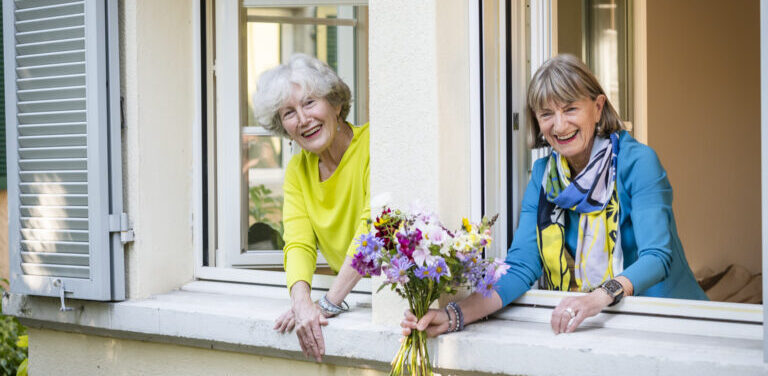 Blumenstrauss am Fenster
